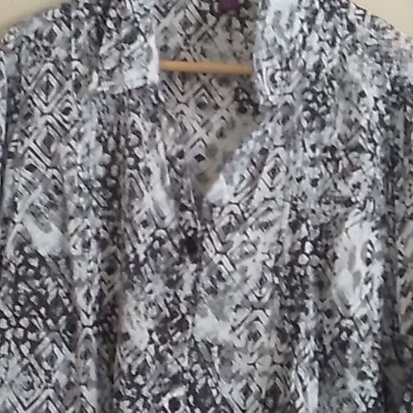 Gloria Vanderbilt button up top - Picture 3 of 14